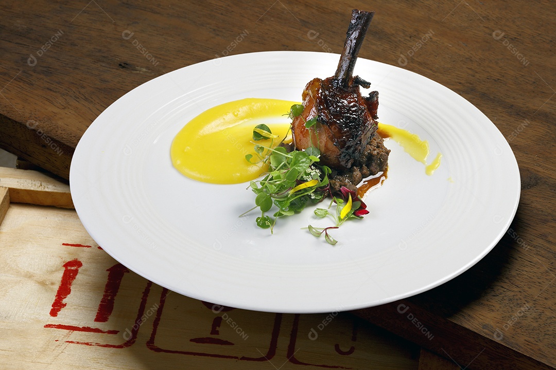 Costela assada com molho