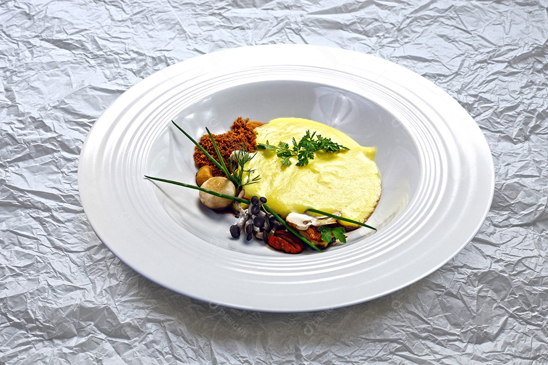 Comida com purê e cogumelos