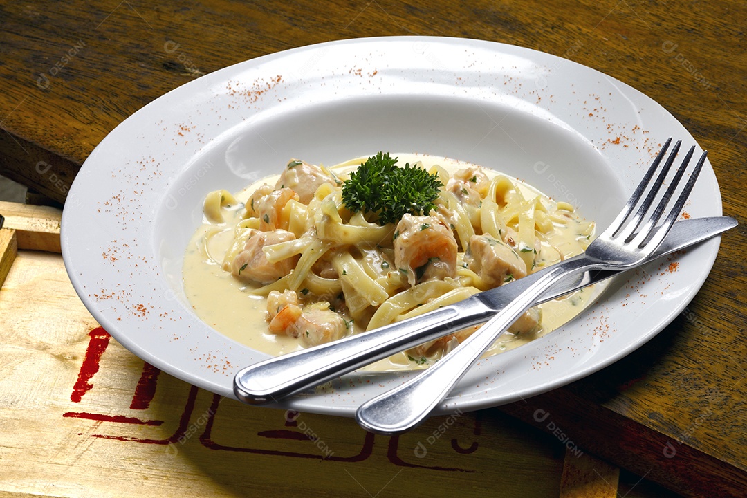 Camarão com macarrão ao molho branco