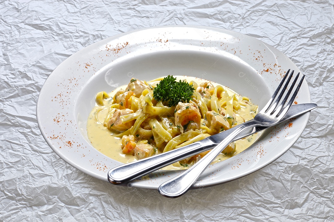 Camarão com macarrão ao molho branco
