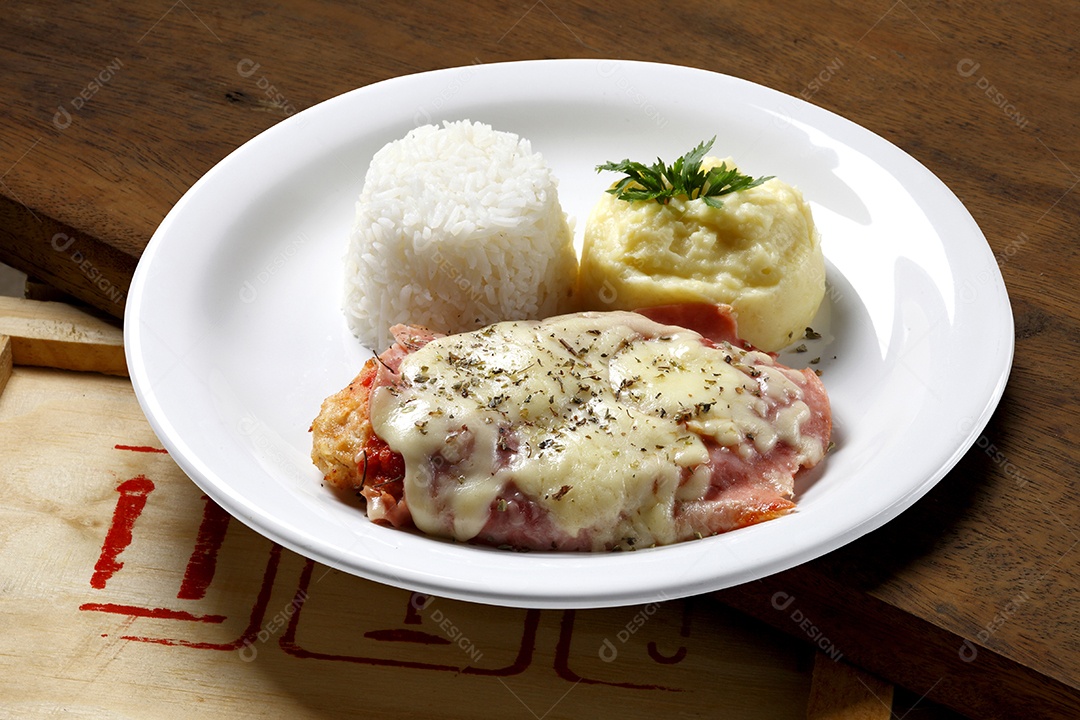 Arroz com purê e file com queijo