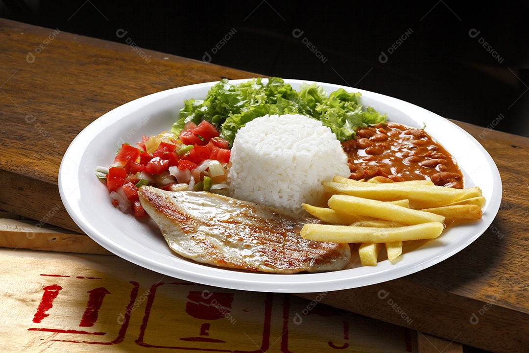 Comida arroz batatas fritas feijão carne salada