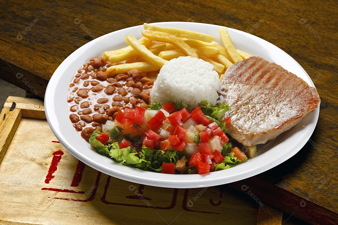Salada carne feijão batatas fritas e arroz
