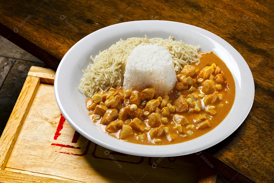 Estrogonofe de frango cremoso com batatas palhas