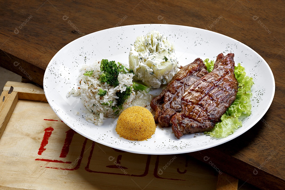 Carne com arroz purê e alface e farofa