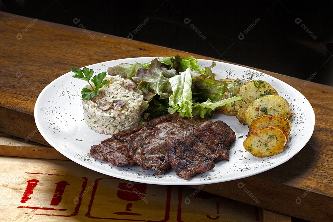 Carne com batatas grelhadas com salada e arroz