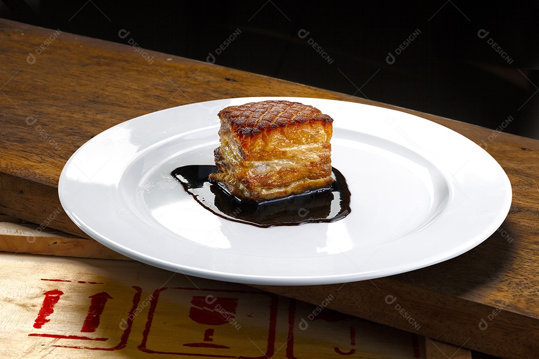 Pedaço de barriga de porco assado com molho