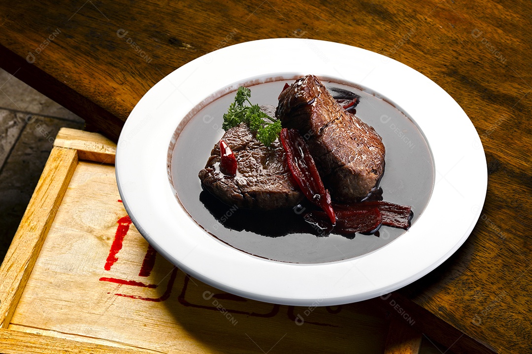 Carne ao molho de vinho