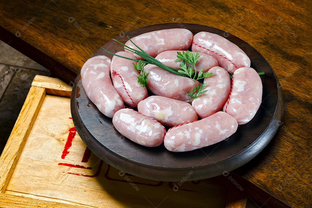 Linguiça caseira sobre uma tabua