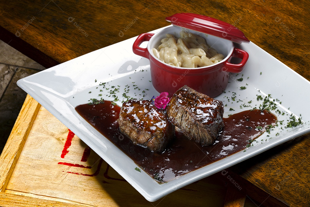Macarrão com bifes de carne