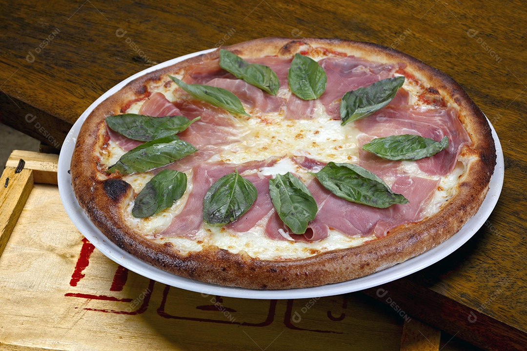 Pizza de presunto parma assada no forno a lenha