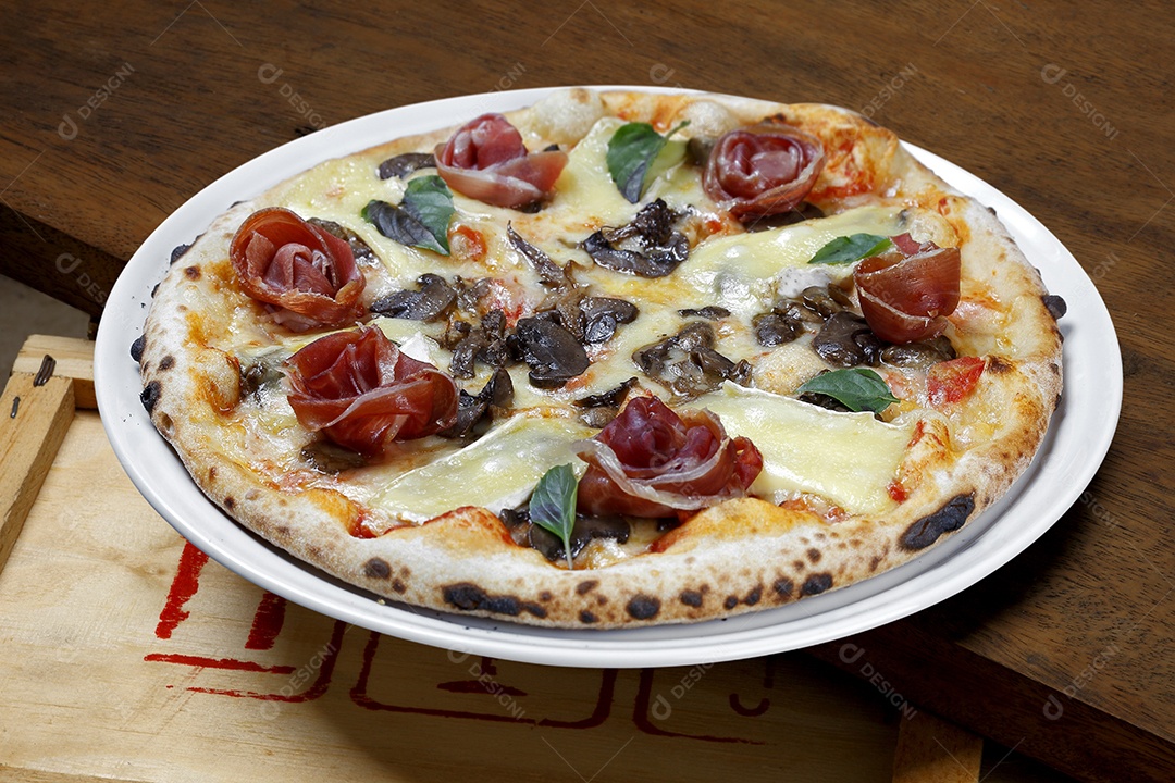 Pizza de queijo com tomate e presunto