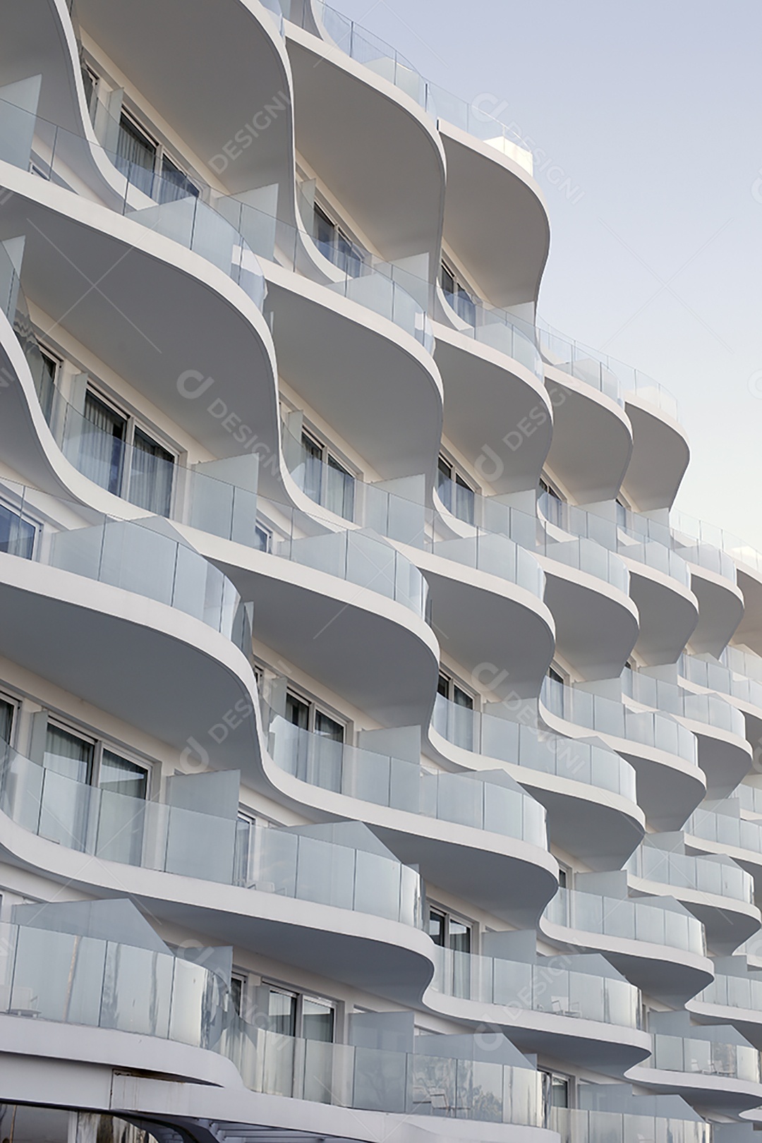 Prédio com várias sacadas