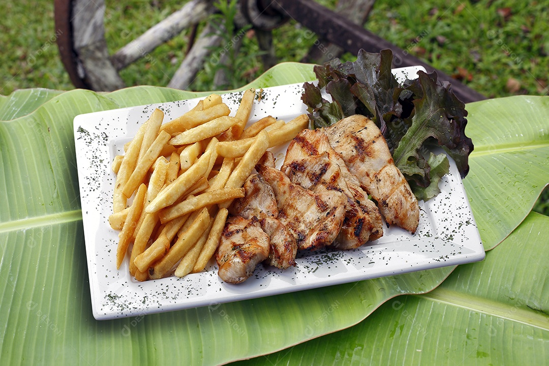 Batatas frita com filés de frango grelhado