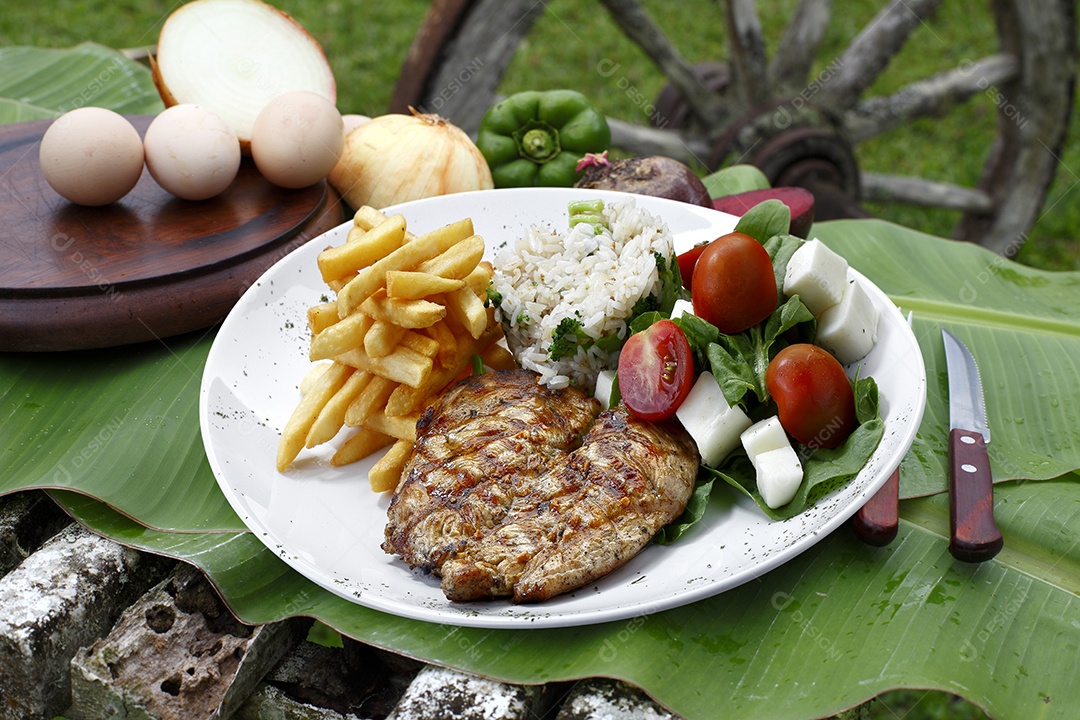 Comida tradicional carne salada e batatas com arroz