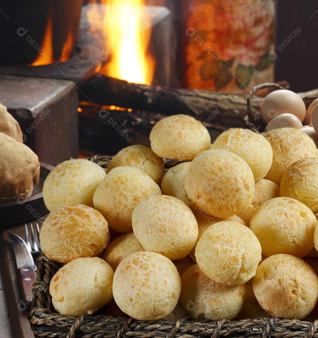 Pão de queijo tradicional dentro de uma cesta