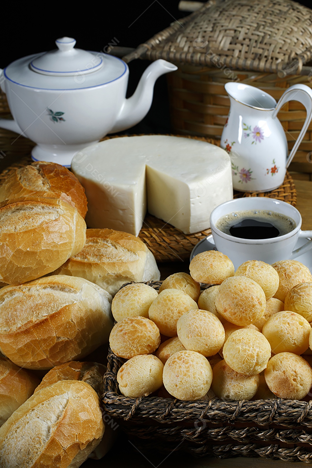 Pães de queijo e pães francês mesa posta para café da manhã