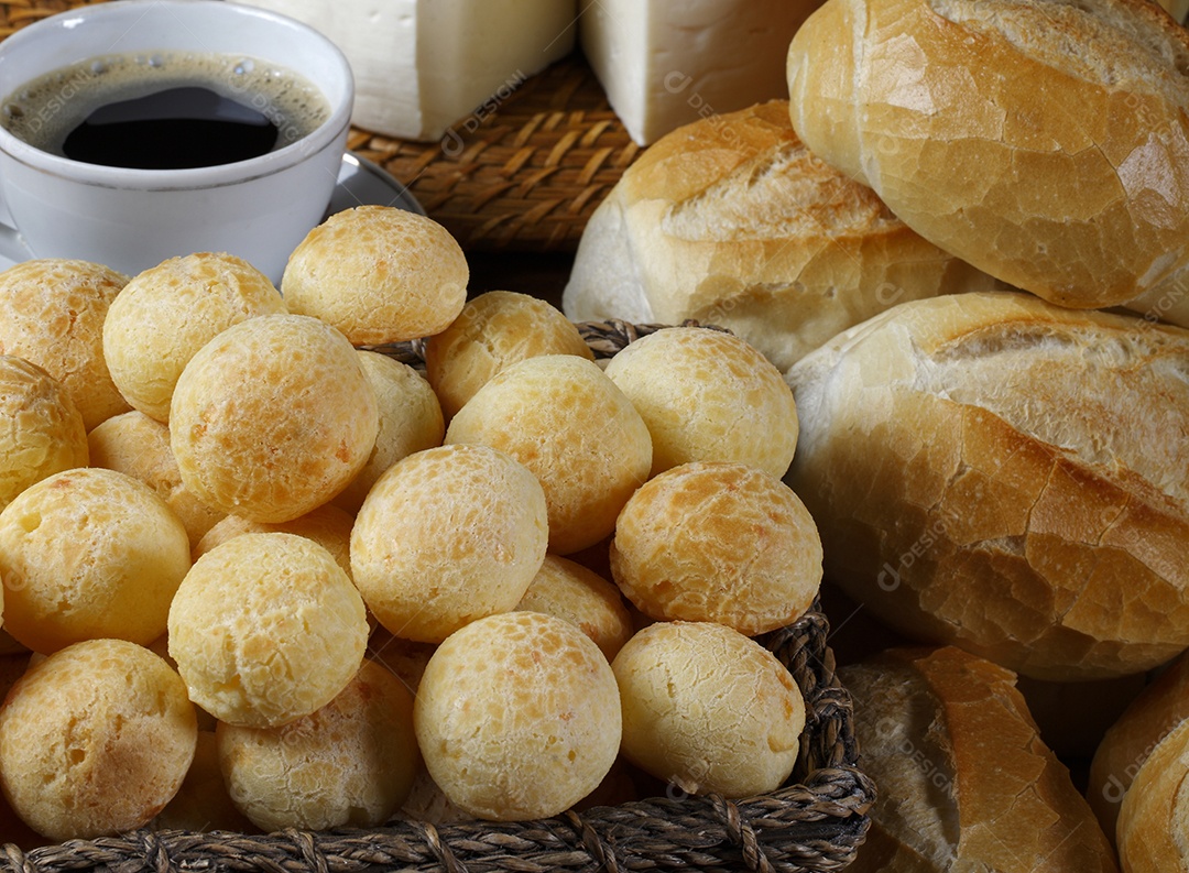 Cesta com pão de queijo e pães franceses com café