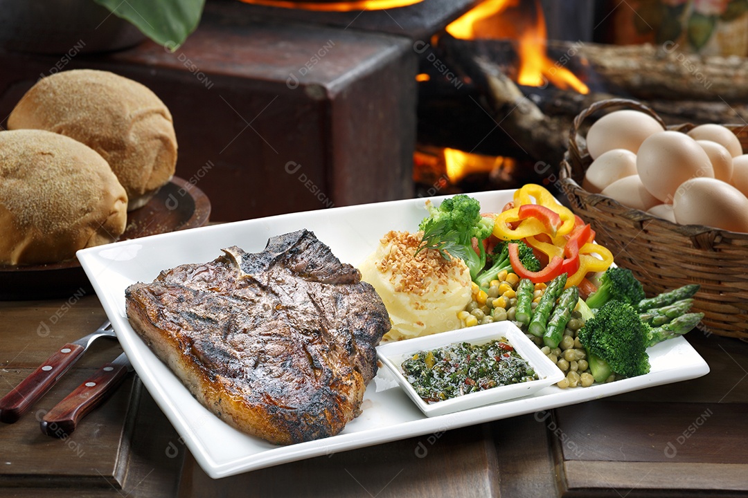 Bife de carne t bone com salada e molho