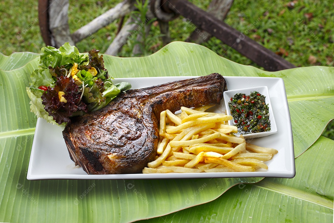 Peça de Tomahawk assado com batatas e salada