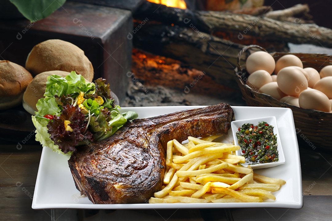 Carne com batata frita e salada