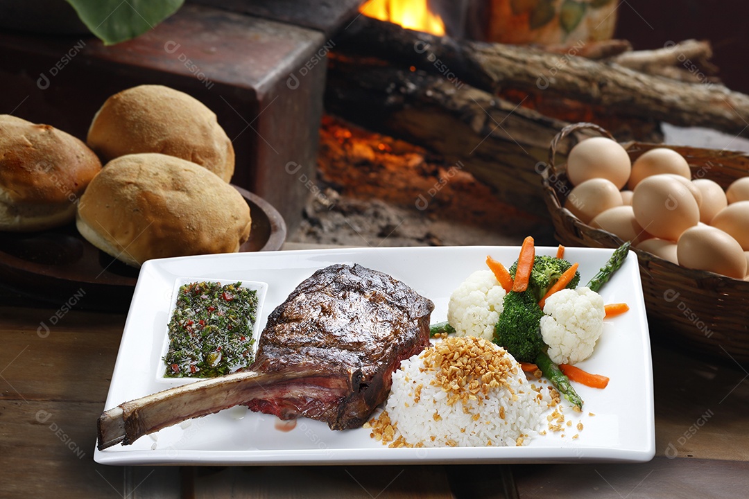 Carne assada  com arroz salada e molho