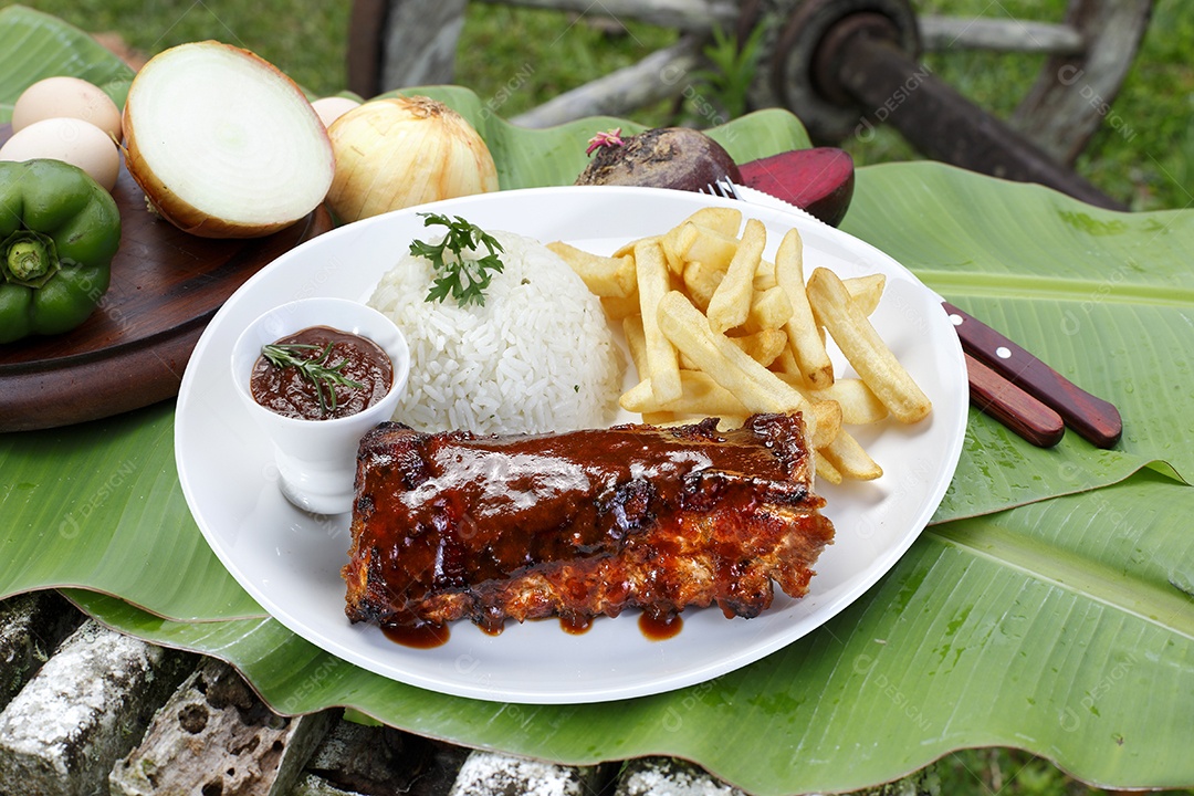 Costela assada com batatas e arroz