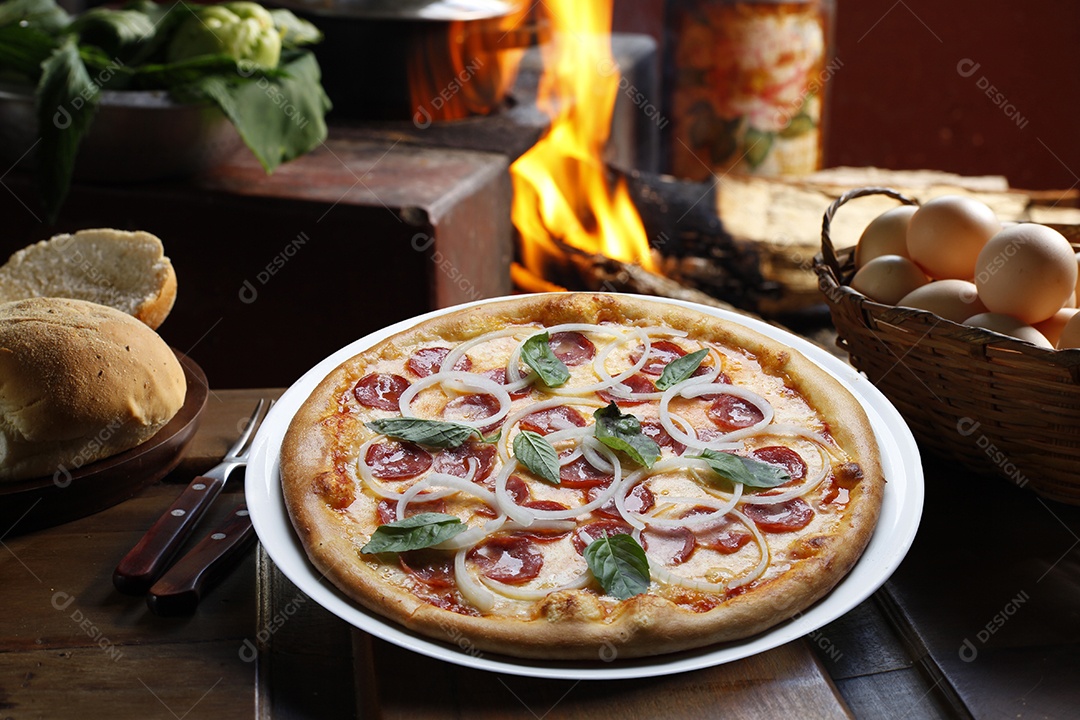 Pizza de queijo e folhas de manjericão