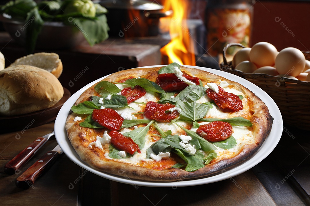 Pizza de queijo com queijo e tomates seco