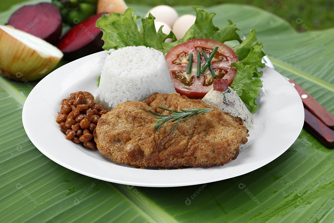 Carne empanada com arroz e salada