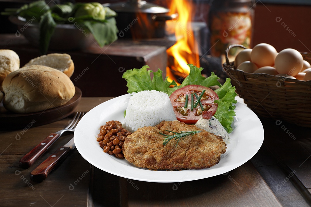 Arroz com feijão salada e carne empanada