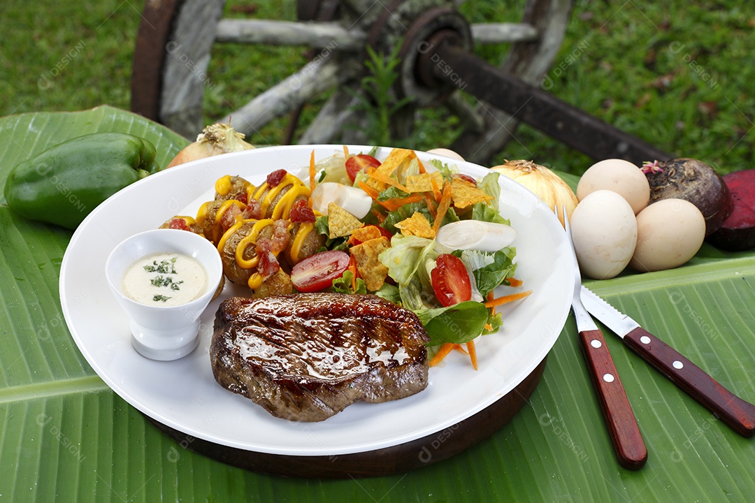 Salada com carnes grelhadas e molho