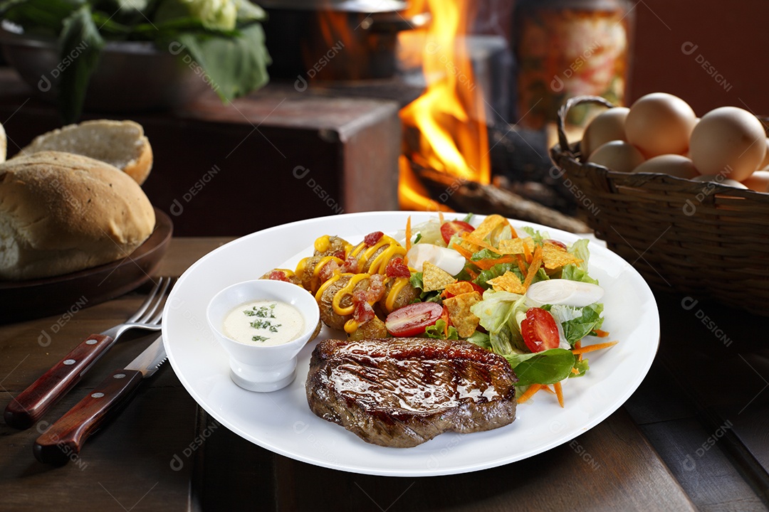 Carne grelhada com salada e molho