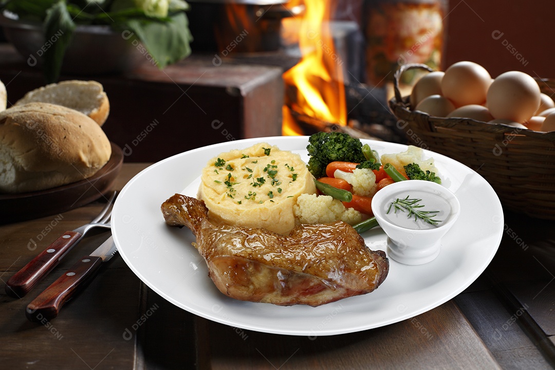 Frango assado com purê de batatas e salada