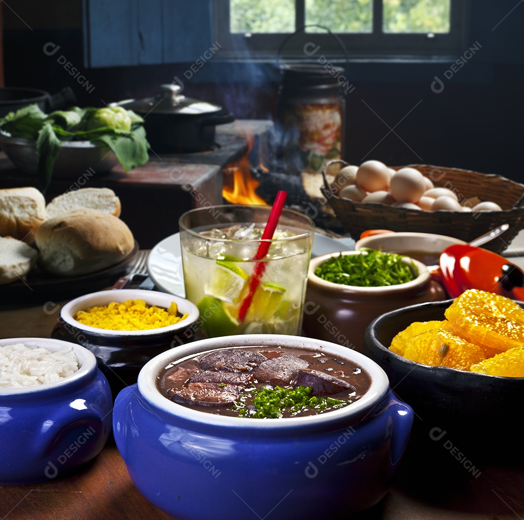 Feijoada tradicional com guarnições e caipirinha