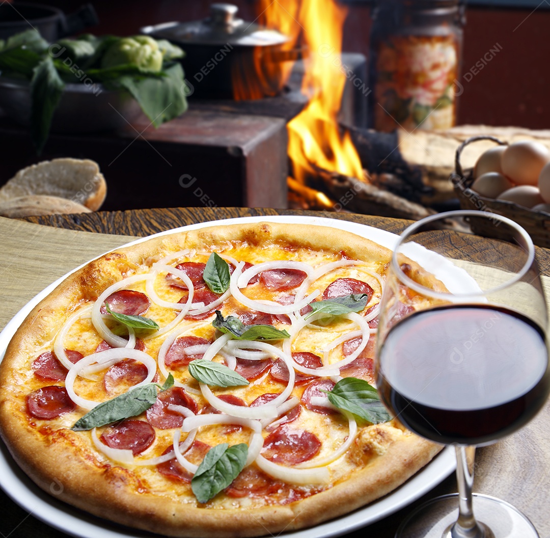 Pizza de calabresa e taça de vinho