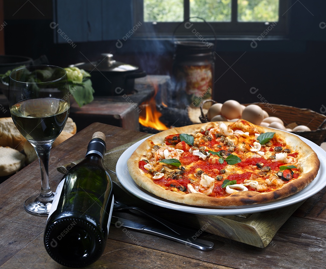 Mesa de madeira com pizza e vinho