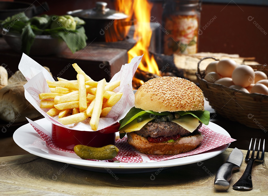 Hamburguer com fritas ao lado