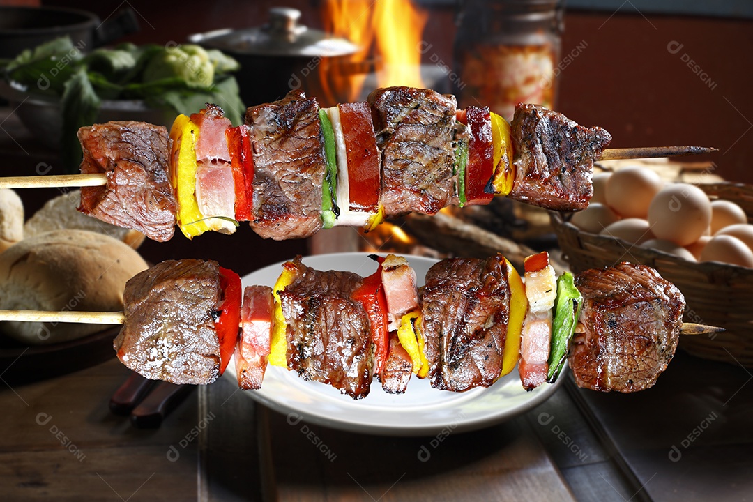 Dois espetos com legumes