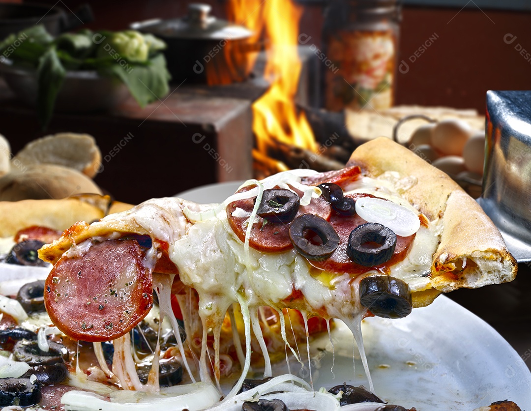 Fatia de pizza de calabresa deliciosa