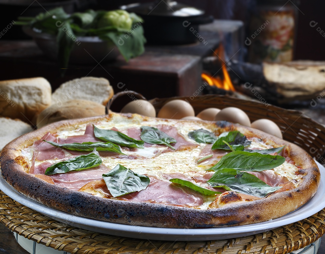 Pizza de presunto com manjericão