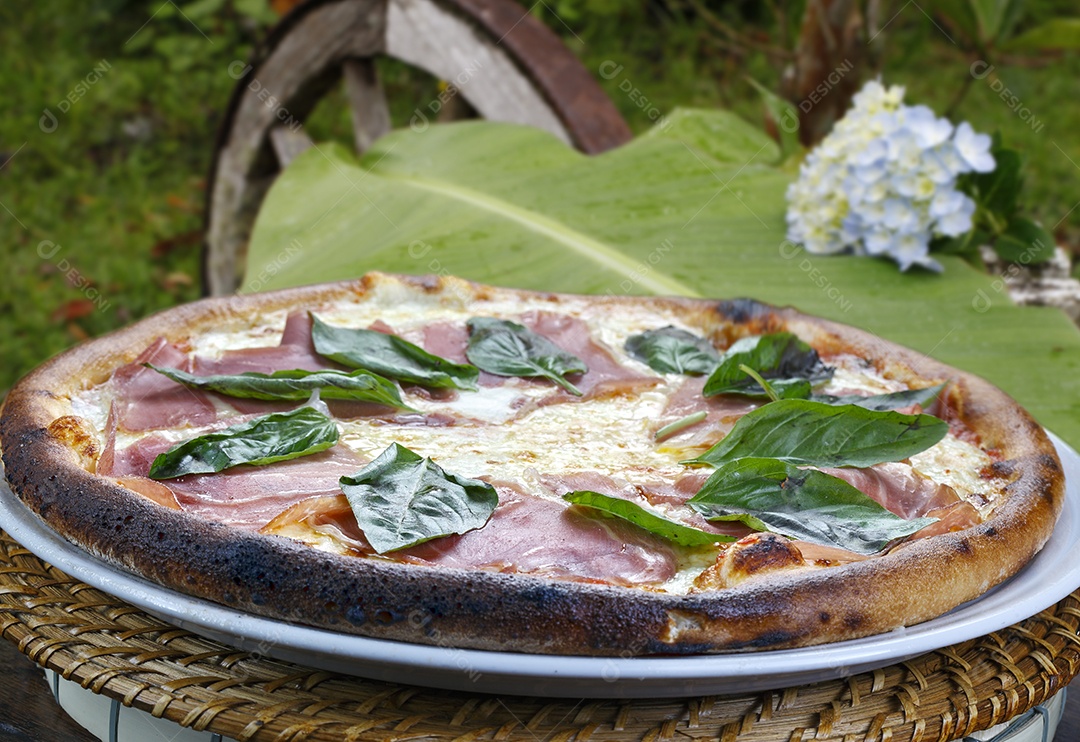 Pizza de presunto com manjericão