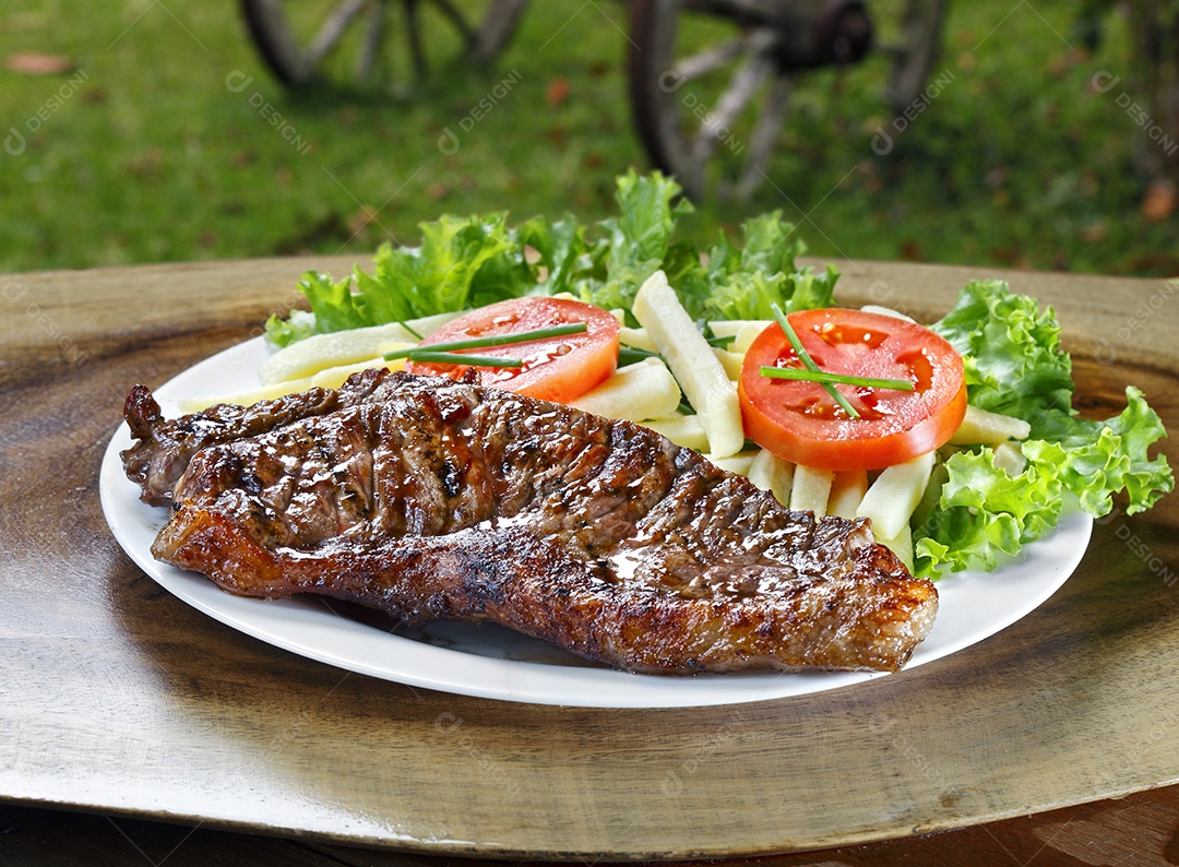 Bife grelhado salada e batatas