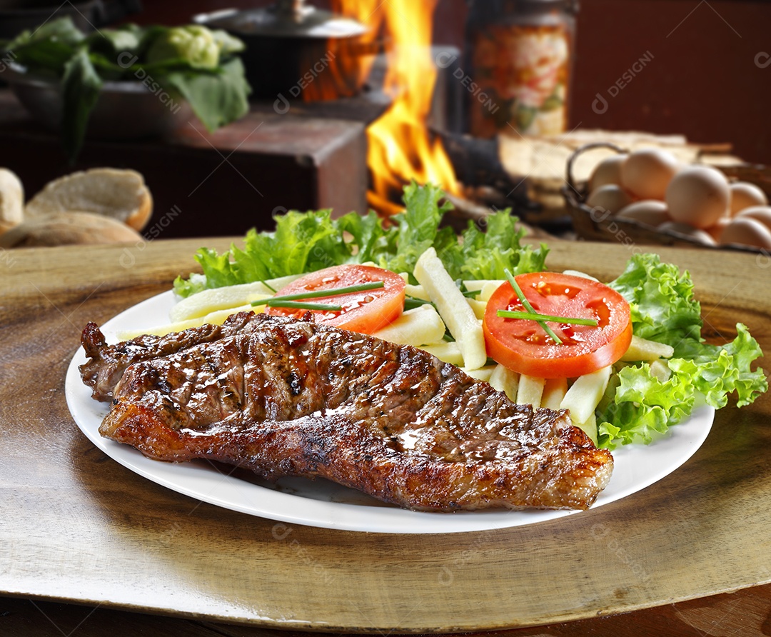 Bife assada batatas e saladas