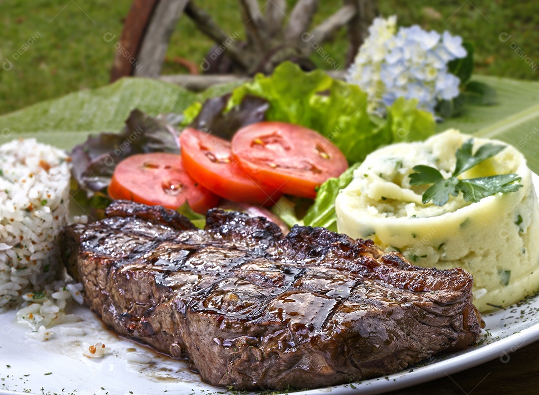 Bife grelhado arroz salada e farofa