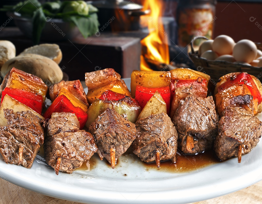 Espetinhos de carne com verduras