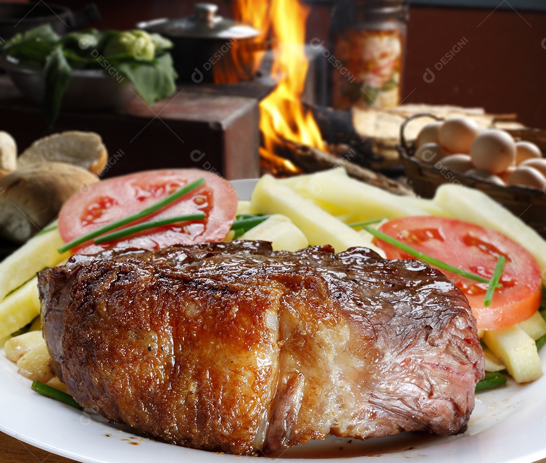 Carne grelhada com guarnições