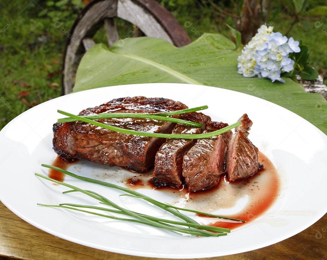 Cortes de churrasco com ervas em cima