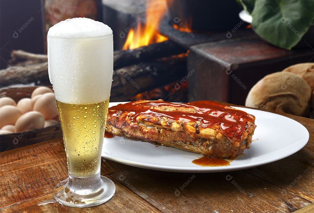 Costela assada com molho barbecue e copo de cerveja