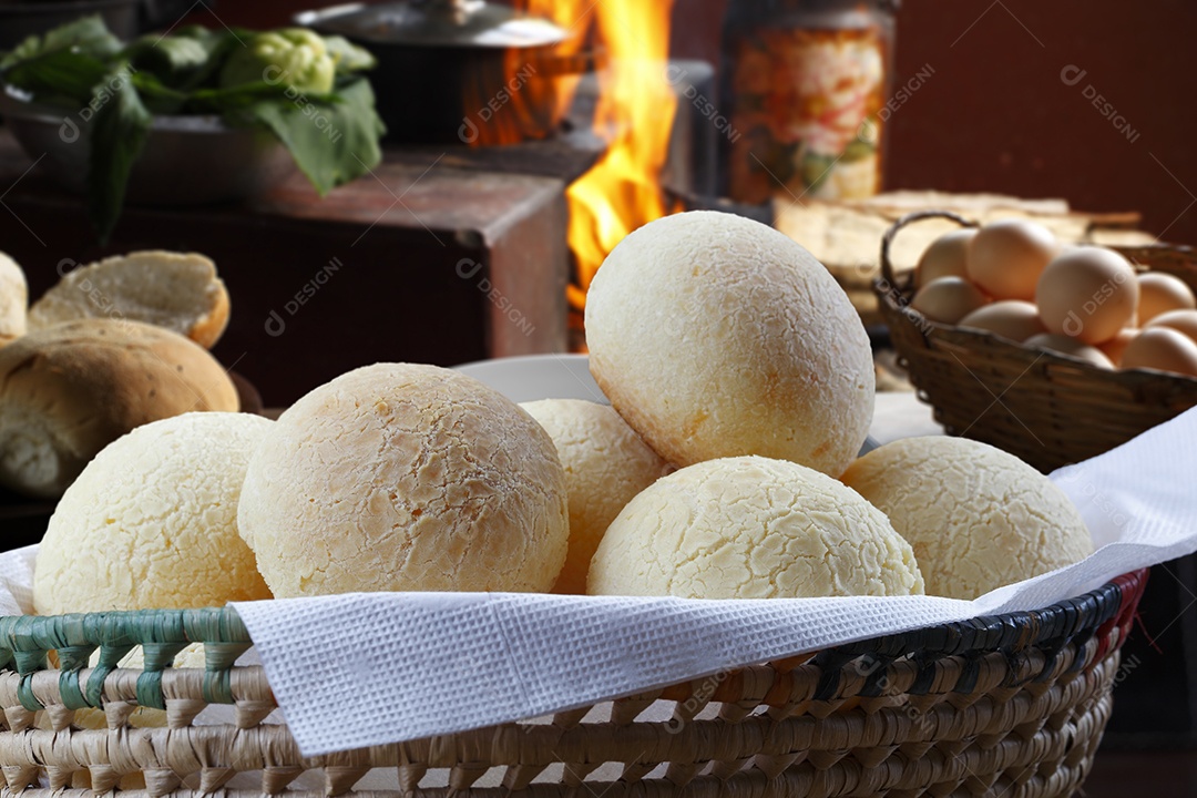 Cesta com pães de queijo